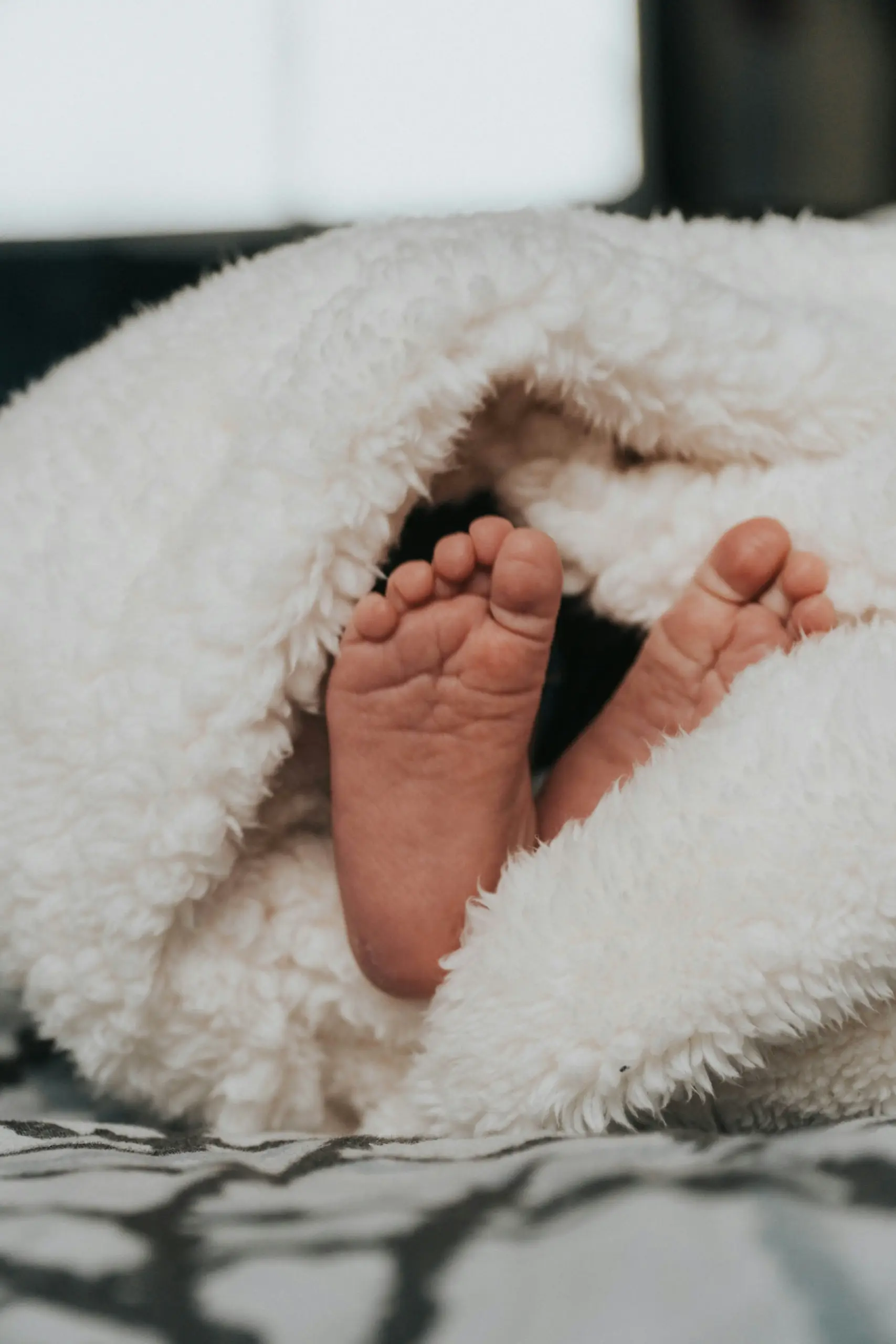 consulente del sonno uno due tre Nanna -Piedini di un bambino che sbucano dalle coperte